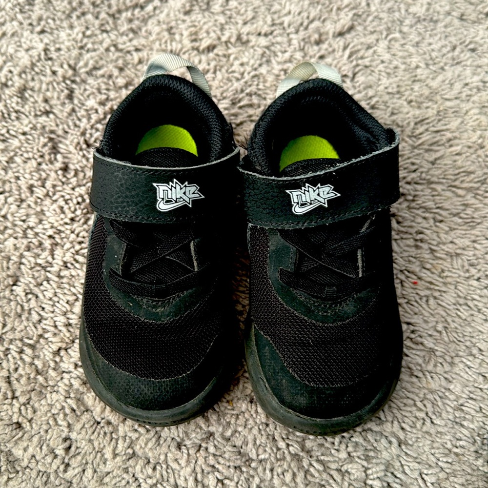 Size 9c Nike toddler shoes